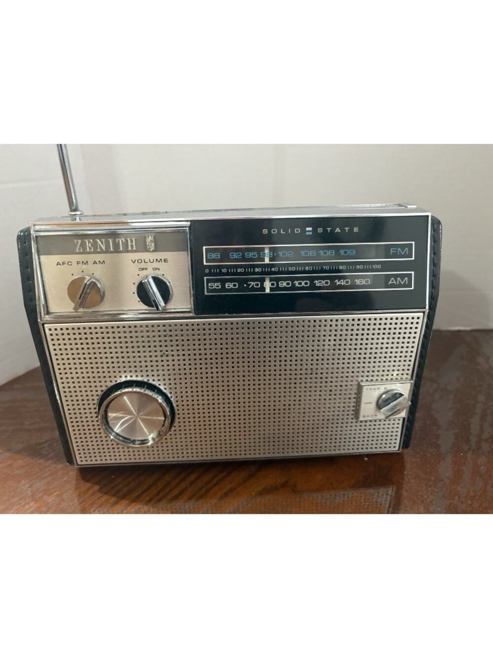 1969 Zenith R75Y2 AM FM AFC Transistor Portable Radio Vintage  Leatherette Case